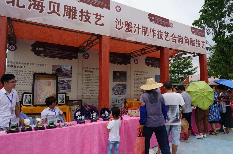 图为围满游客的传统技艺展台。苏远志拍摄