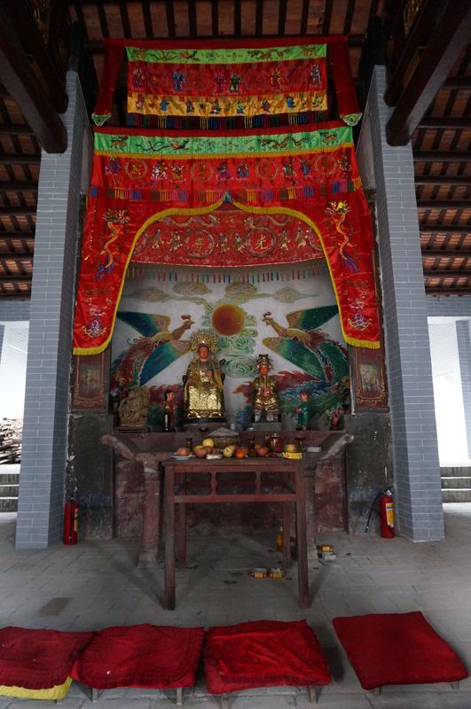 图1为南康镇三婆庙中供奉的神位。时间：2015年4月。苏远志摄.JPG