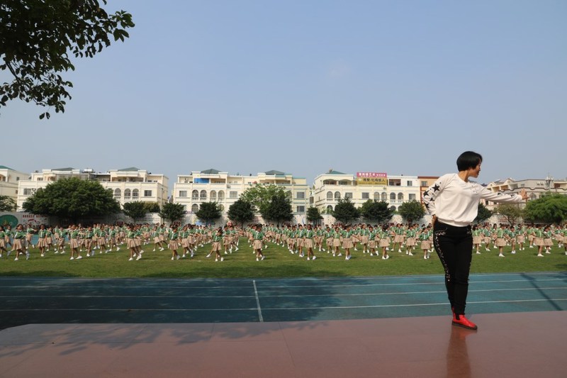 图为海城区第十二小学戏曲健身操展示。拍摄：农春录_副本.jpg