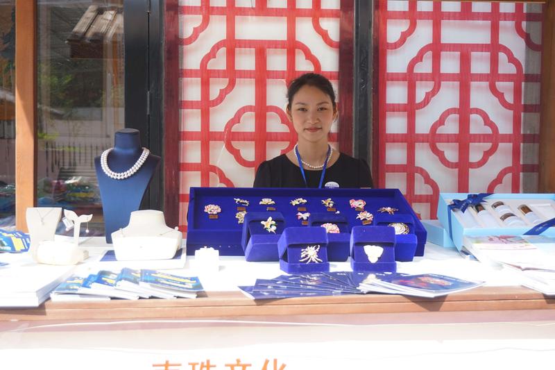 图为5月18日国际博物馆日，《南珠文化》在合浦汉闾文化园进行产品展示.JPG