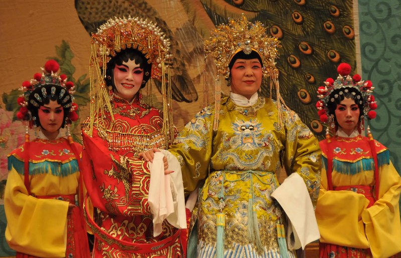 图为马芬娴（右二）在2015年9月香港高山剧场演出粤剧《劈陵救母》。.jpg
